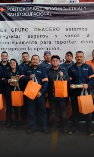 Personas con bolsas naranjas