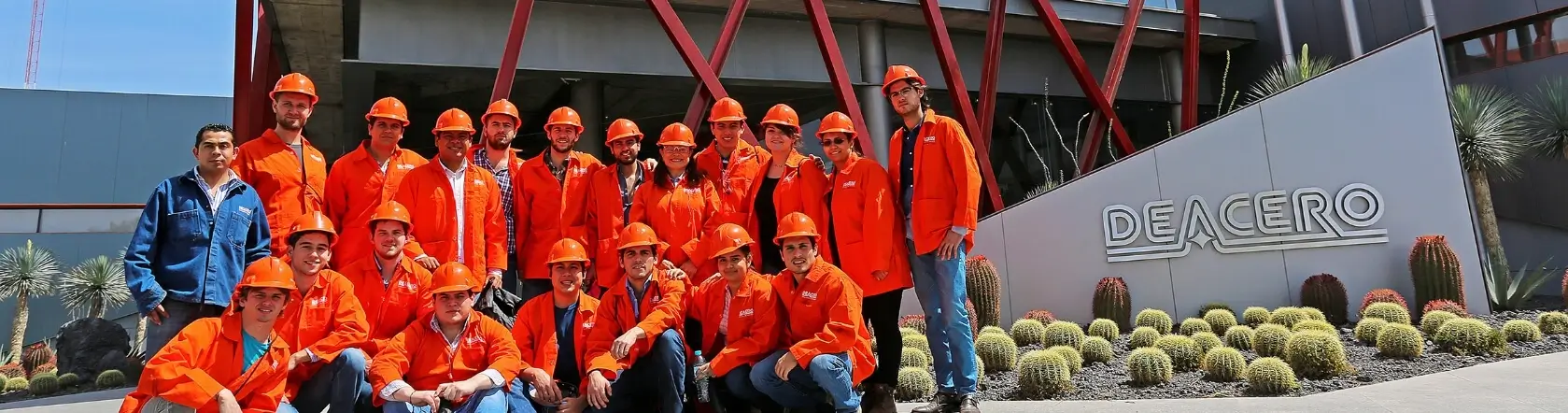 Trabajadores en corporativo DEACERO