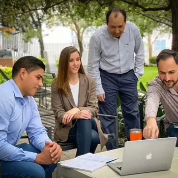 Cuatro personas colaborando juntos
