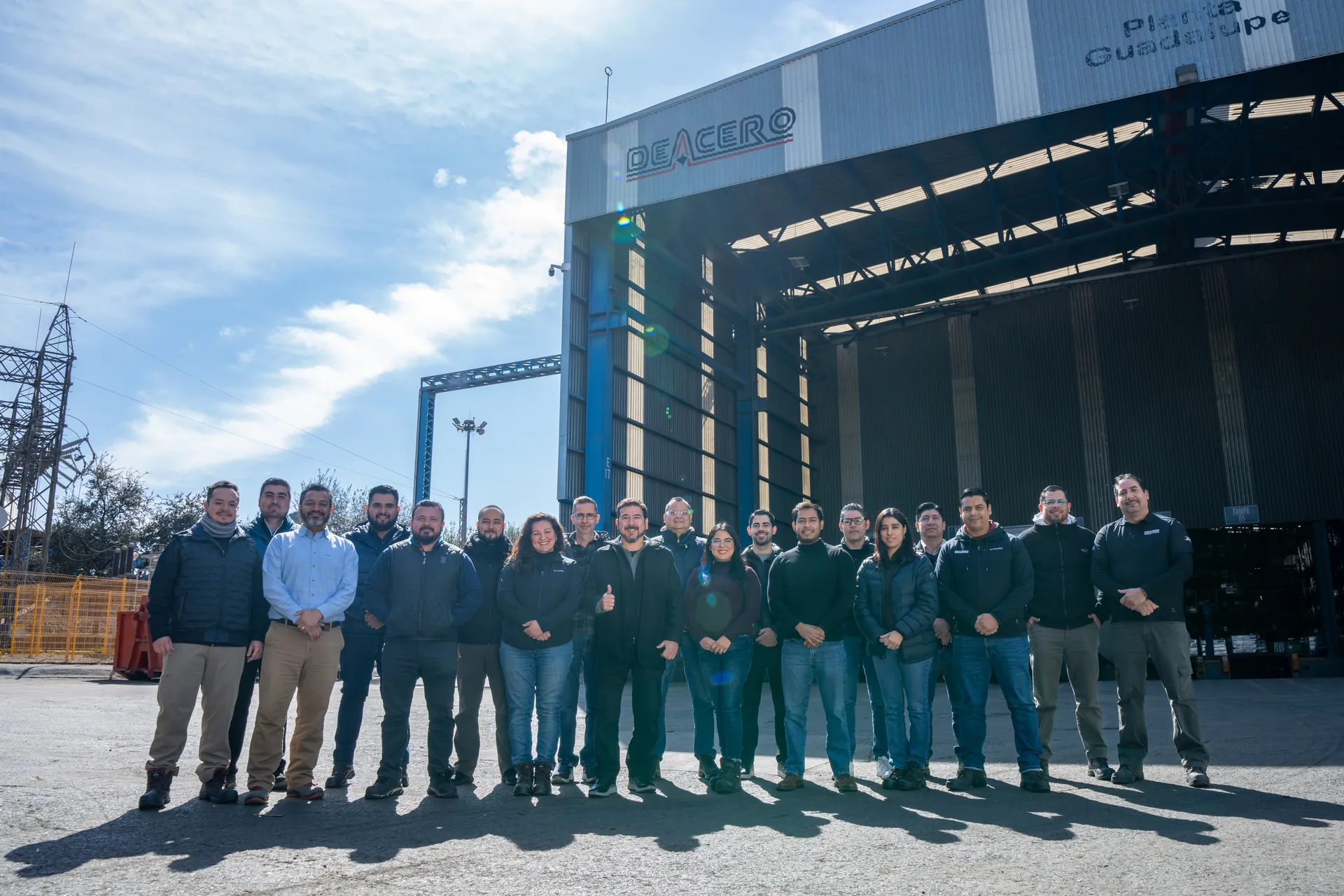 Equipo de colaboradores de DEACERO frente a la Planta Guadalupe