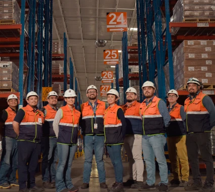 Grupo de personas en fabrica